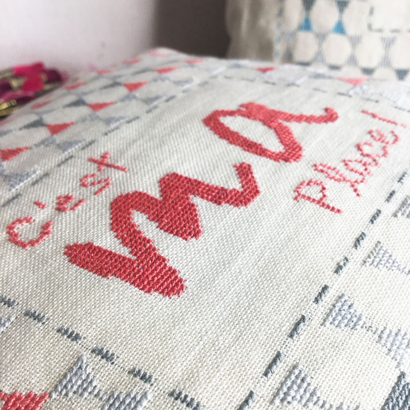 "C'est ma place" cushion - Image 2