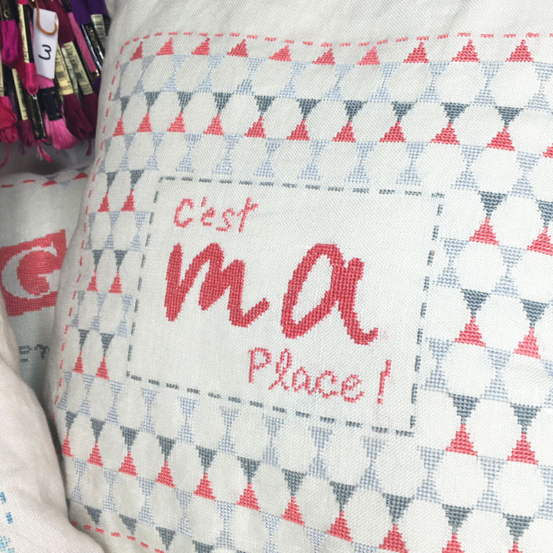 "C'est ma place" cushion - Image 4